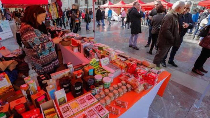 Una de les parades del mercat solidari de la plaça la Verge de València, el dissabte.