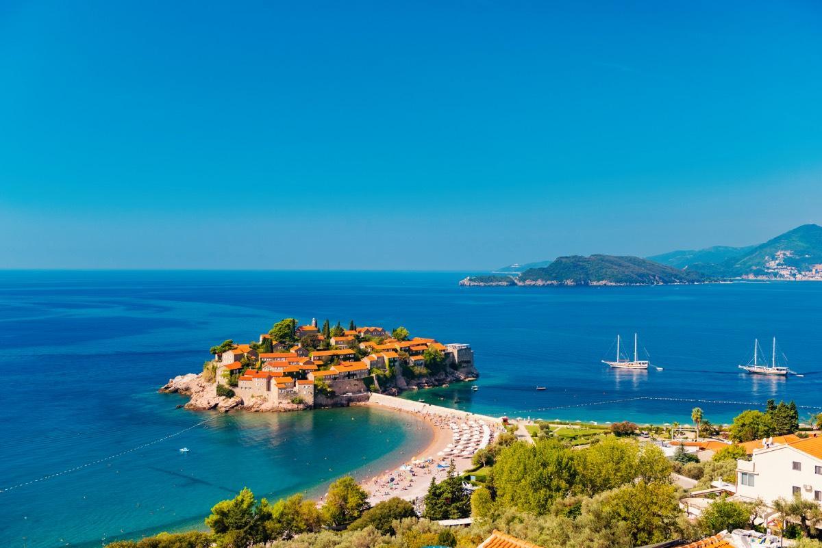 La isla de lujo frente a Budva, Montenegro