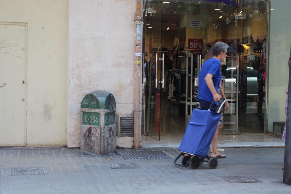 Kilómetro 1 de la Comarcal 234, en la Avenida de Burjassot, junto a una tienda, semienterrado y en mal estado.