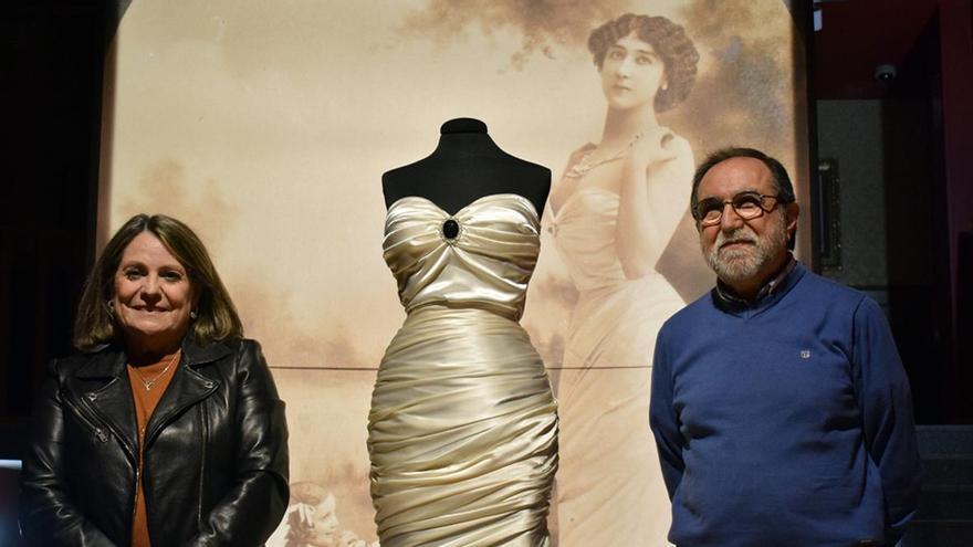 María del Carmen Álvaro y Juan Catoira, ante un vestido y una imagen de La Bella Otero.