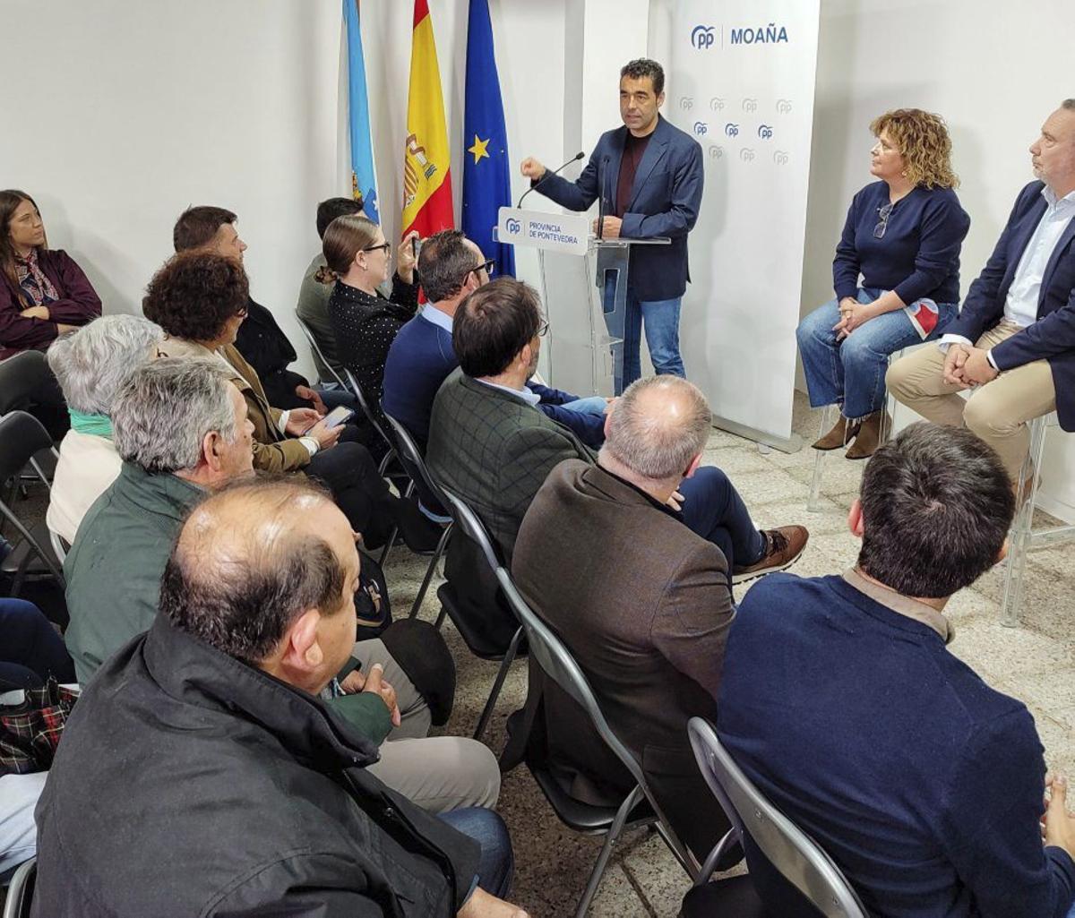 Luis López con la conselleira de Mar y Estela Santomé y Alfonso Piñeiro (dcha.) en la sede. |  S.Á