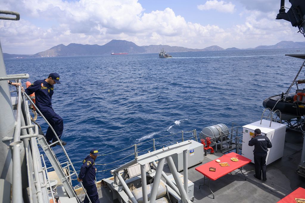 La Armada simula el accidente de un submarina para rescatar a su tripulación