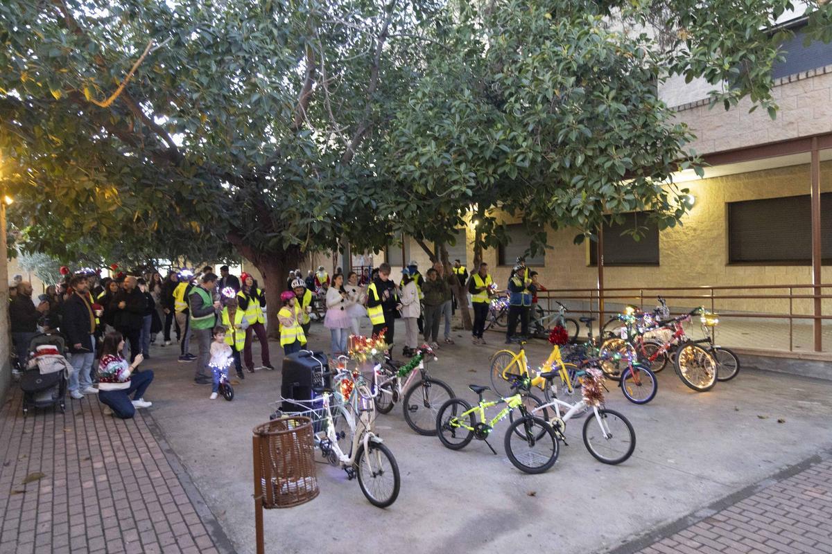 El "Bicillum" toma las calles de Elche una nueva Navidad El "Bicillum" toma las calles de Elche una nueva Navidad