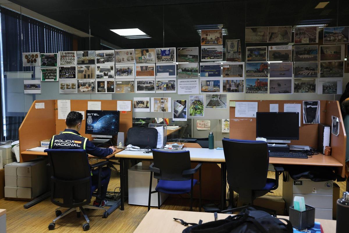 Instalaciones de la Brigada de la UDYCO de la Policía Nacional de Vigo, con imágenes de los operativos en los que han participado.