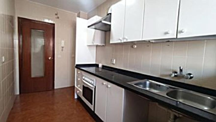 103.000 € Venta de piso en Córdoba (centro) 88 m2, 3 habitaciones, 1 baño, 1.170 €/m2, 3 Planta...