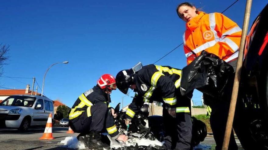 Una de las actuaciones del grupo municipal de Emergencias de Vilagarcía de Arousa. // Iñaki Abella