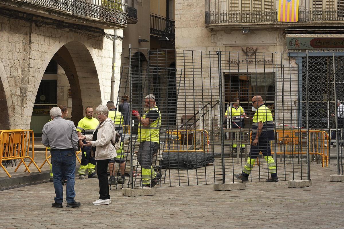 Les brigades treballant en el muntatge de la plaça del Vi, aquest dilluns.