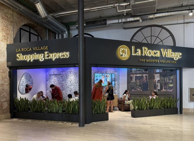 La Roca Village estrena un 'lounge' de espera en la estación Barcelona Nord para compradores que van en bus