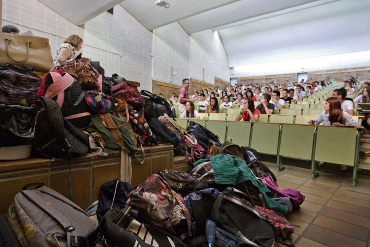 En primer plano, las mochilas de los alumnos que se disponen a hacer los exámenes de las Pruebas de Acceso a la Universidad (PAU)