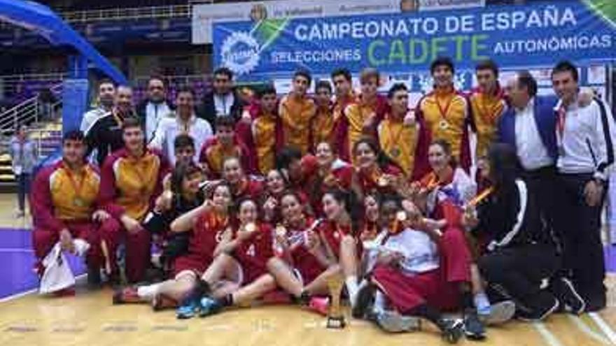 Las selecciones cadetes de Castilla y León y sus responsables posan al término del torneo.