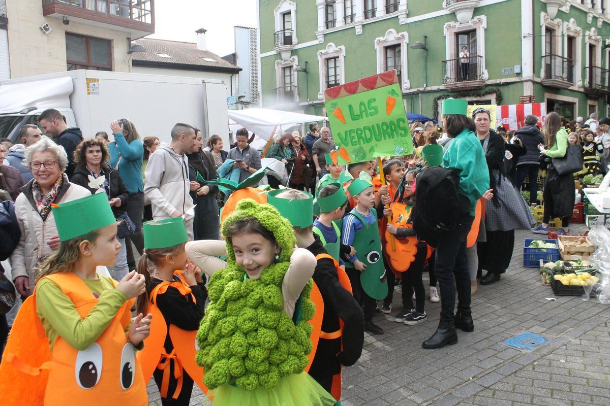 Así fue el divertido y pasacalles de Carnaval del colegio Virgen del Fresno en el mercado