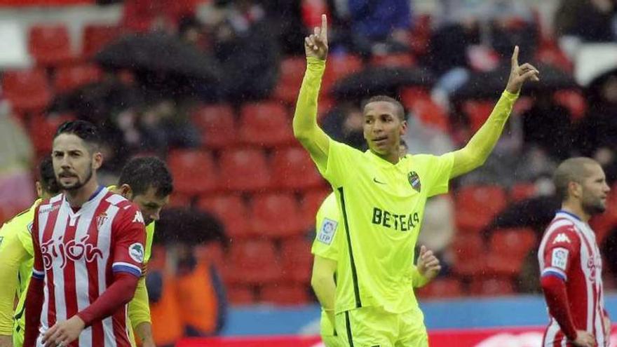 El brasileño Deyverson celebra uno de sus dos goles en Gijón.