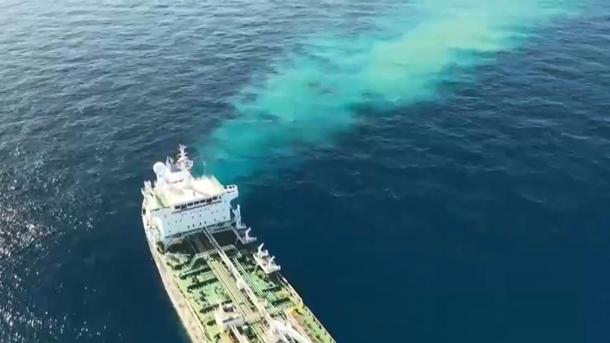 Filman un presunto vertido de un mercante frente a la costa de Barcelona