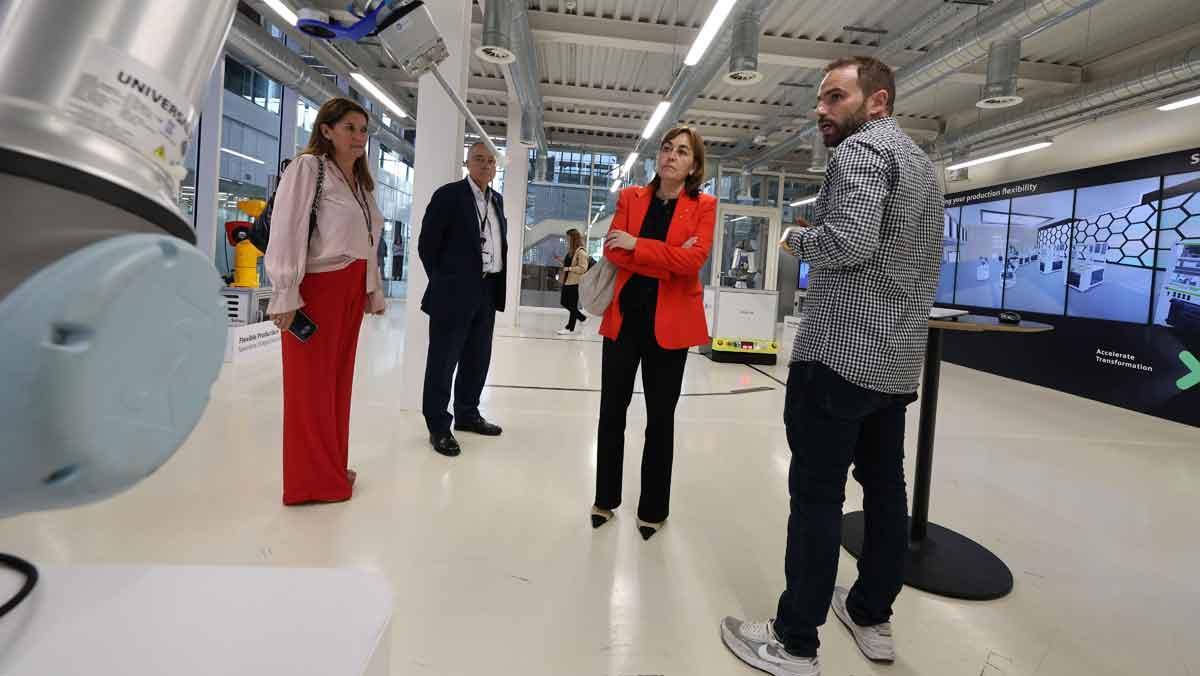 Sílvia Paneque atiende las explicaciones de uno de los emprendedores de DFactory.