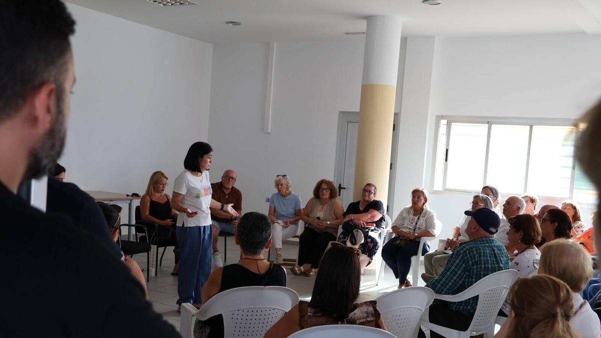 La alcaldesa, Carolina Darias, en el encuentro vecinal en El Zardo