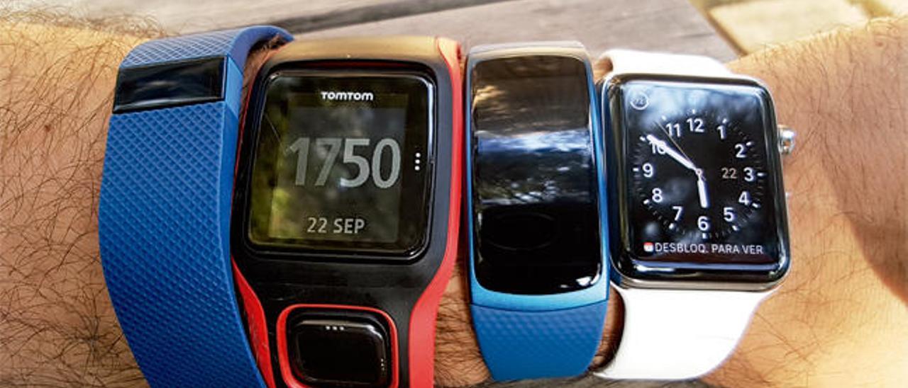 De izquierda a derecha el Fitbit Charge HR, el TomTom Multi Sport Cardio, el Samsung Gear fit 2 y el Apple Watch Series 2