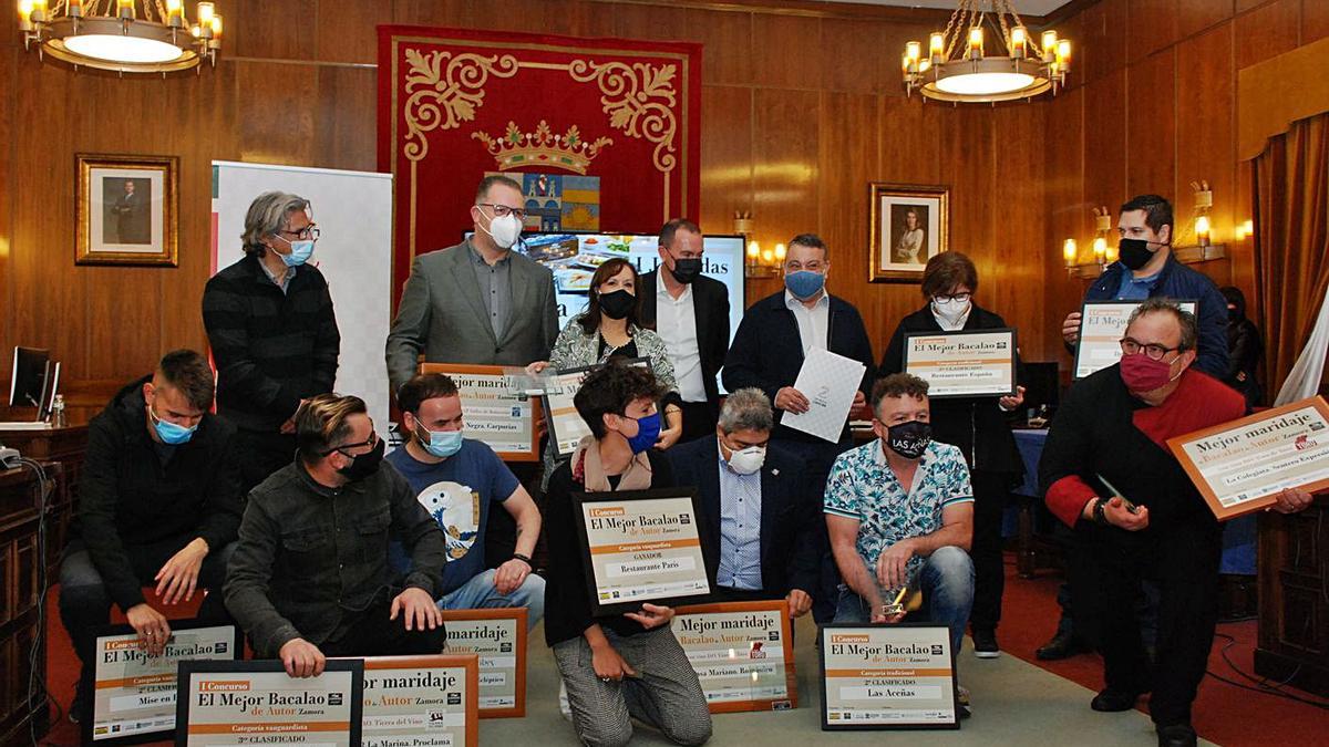 Los premiados del concurso, en el Salón de Plenos de la Diputación. | Cedida