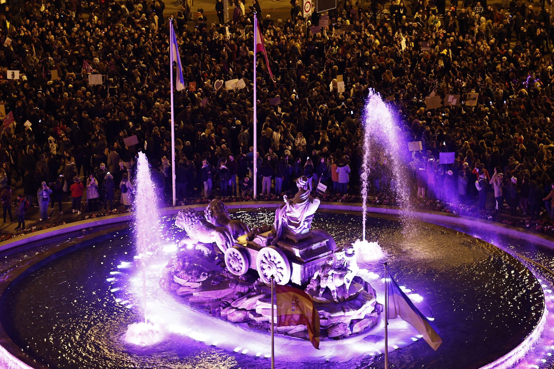 Manifestantes participan en la marcha organizada por la Comisión 8M con motivo del Día de la Mujer, este miércoles a su paso por Cibeles en Madrid.