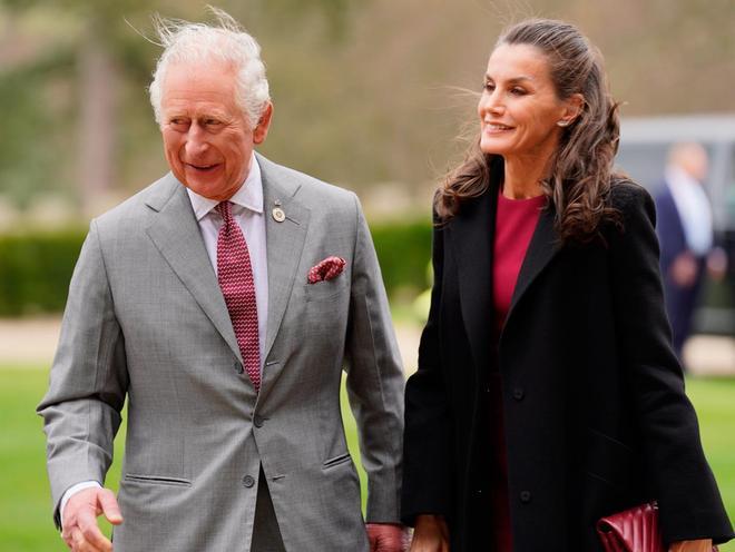 El encuentro de la reina Letizia y el príncipe Carlos en su viaje a Reino Unido en abril de 2022