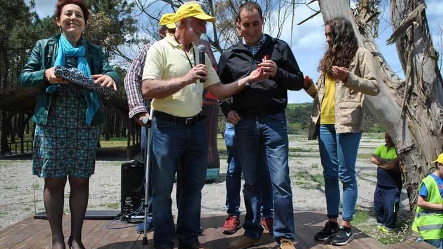 Julio Monteserín hace entrega a Enrique García del pin conmemorativo del &quot;Carbayo de Oro&quot;.