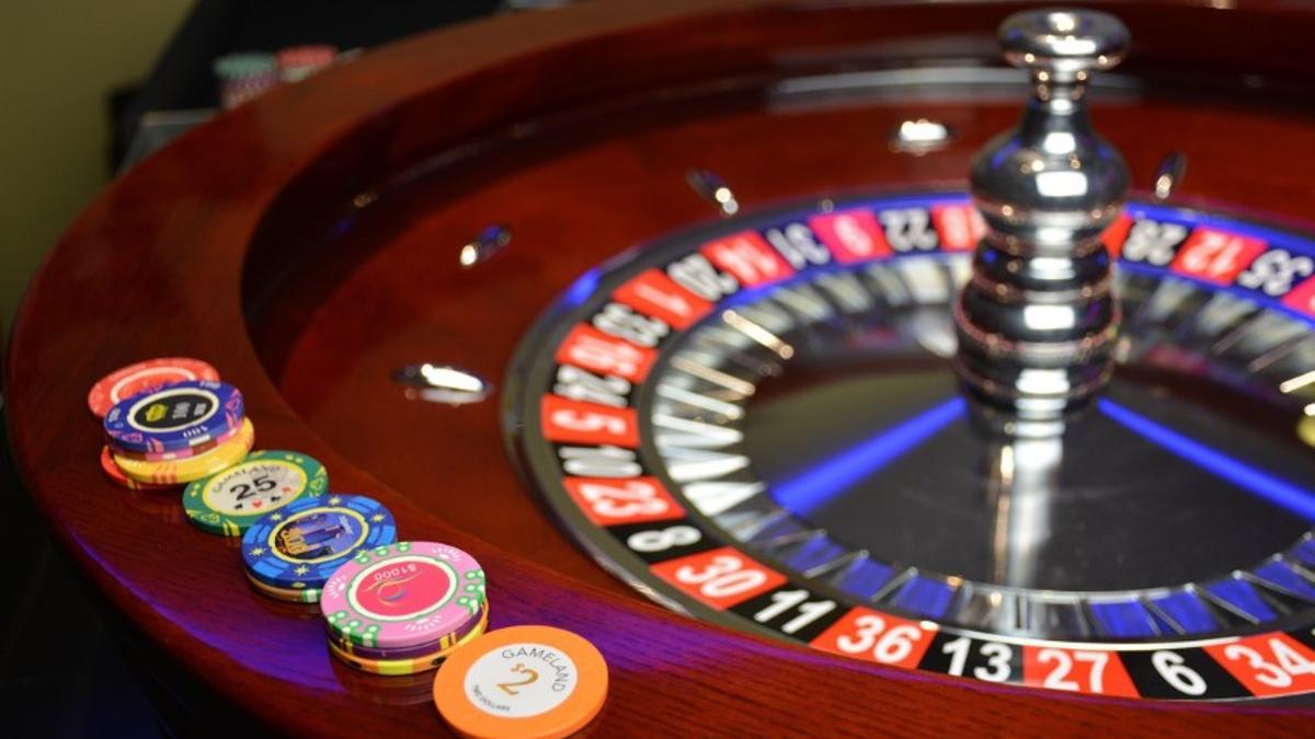 Fichas y rueda de ruleta en un casino