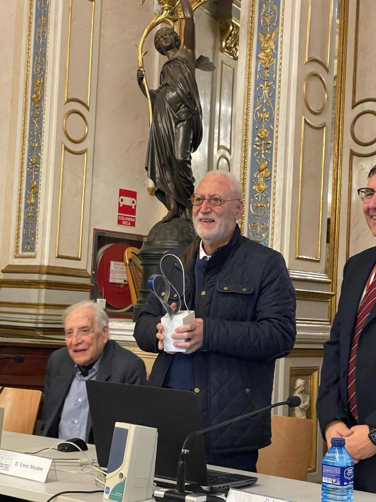 Enric Mestre, con su premio.