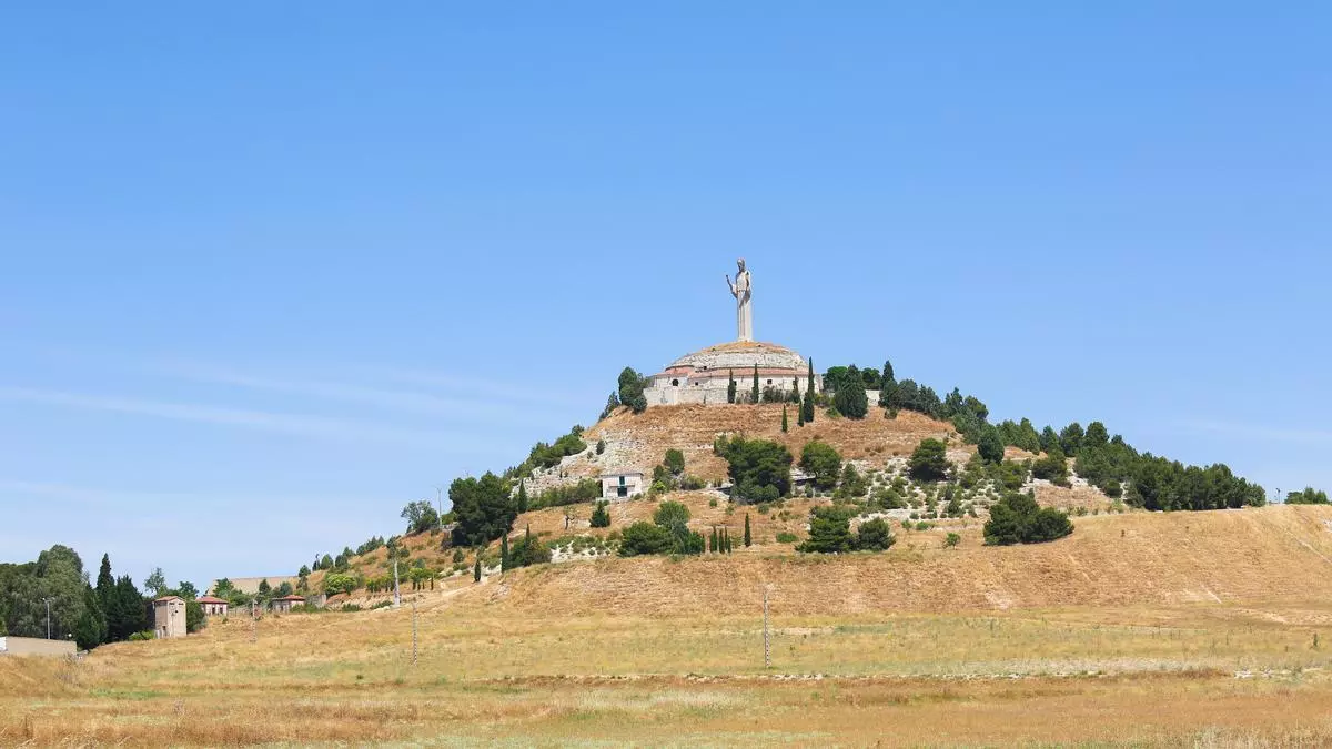 La ciudad que fundó la primera universidad de España, presume del Cristo más alto y es el paraíso secreto del románico