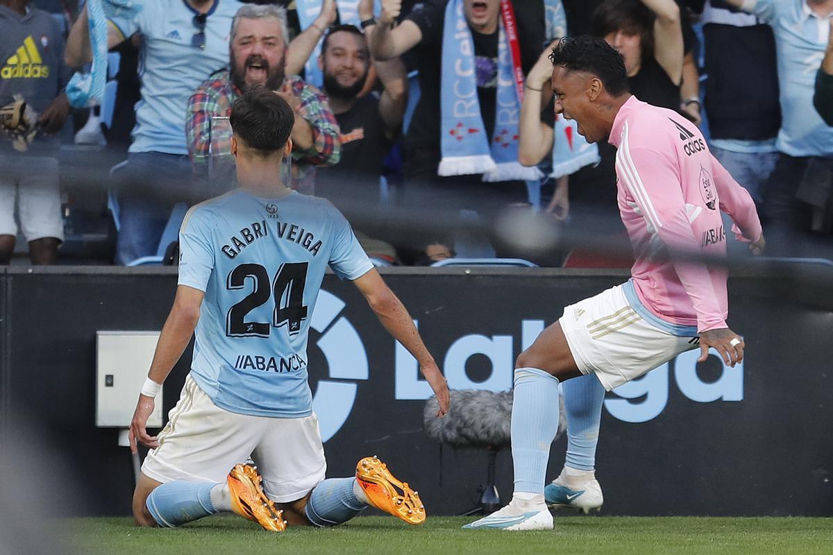 VIGO (PONTEVEDRA), 04/06/2023.- El centrocampista de Celta Gabri Veiga (i) celebra su gol ante el FC Barcelona durante el partido de Liga en Primera División que Celta de Vigo y FC Barcelona disputan este domingo en el estadio de Balaídos. EFE/Salvador Sas