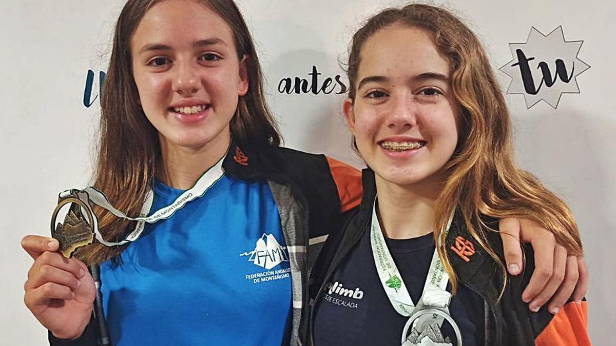 Las hermanas, posando con sus medallas.