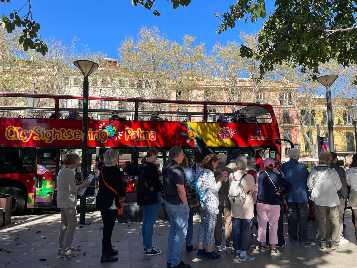 Die Urlauber stehen Schlange vor dem Doppeldeckerbus in Palma