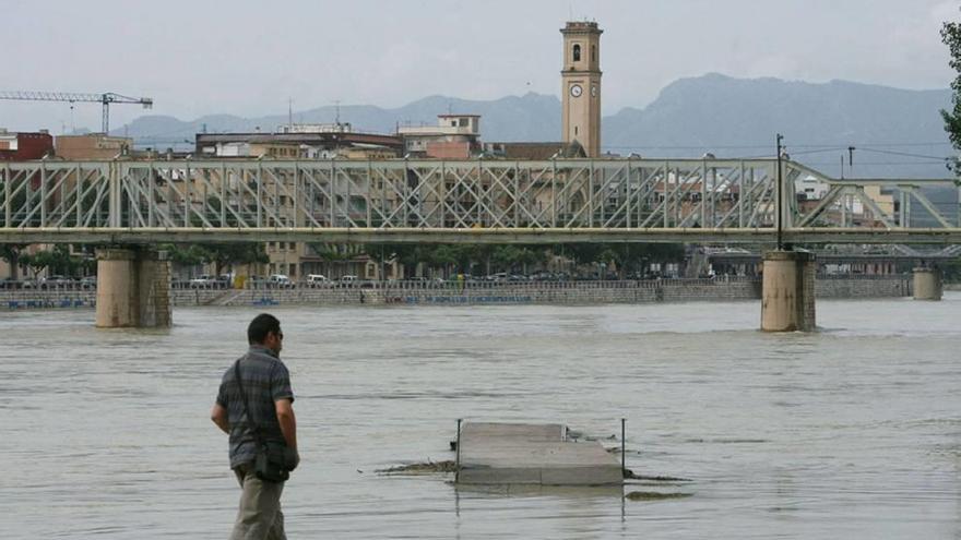 Cauce del río Ebro a su paso por Tortosa.