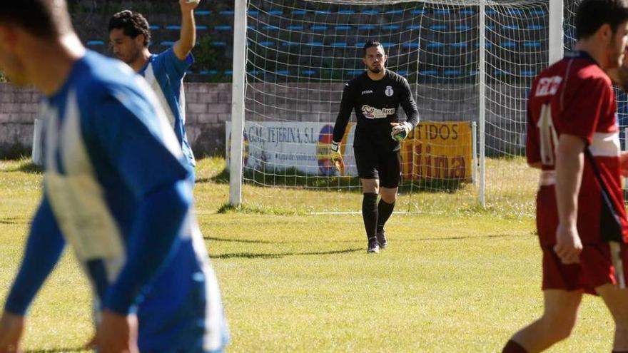 Lucas Anacker en su debut en el Suárez Puerta la pasada temporada ante el Gijón Industrial.