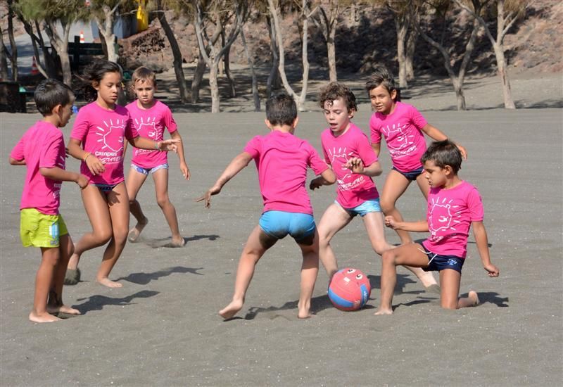 Campus de verano en playa de Melenara