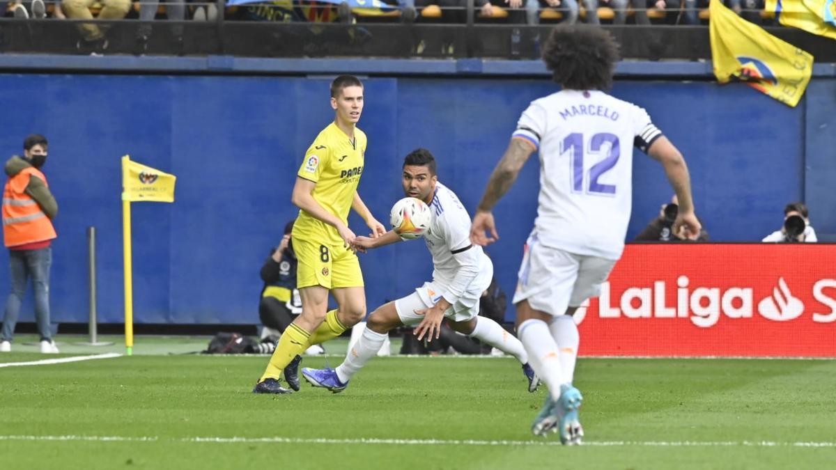 Foyth disputa el balón ante Casemiro.