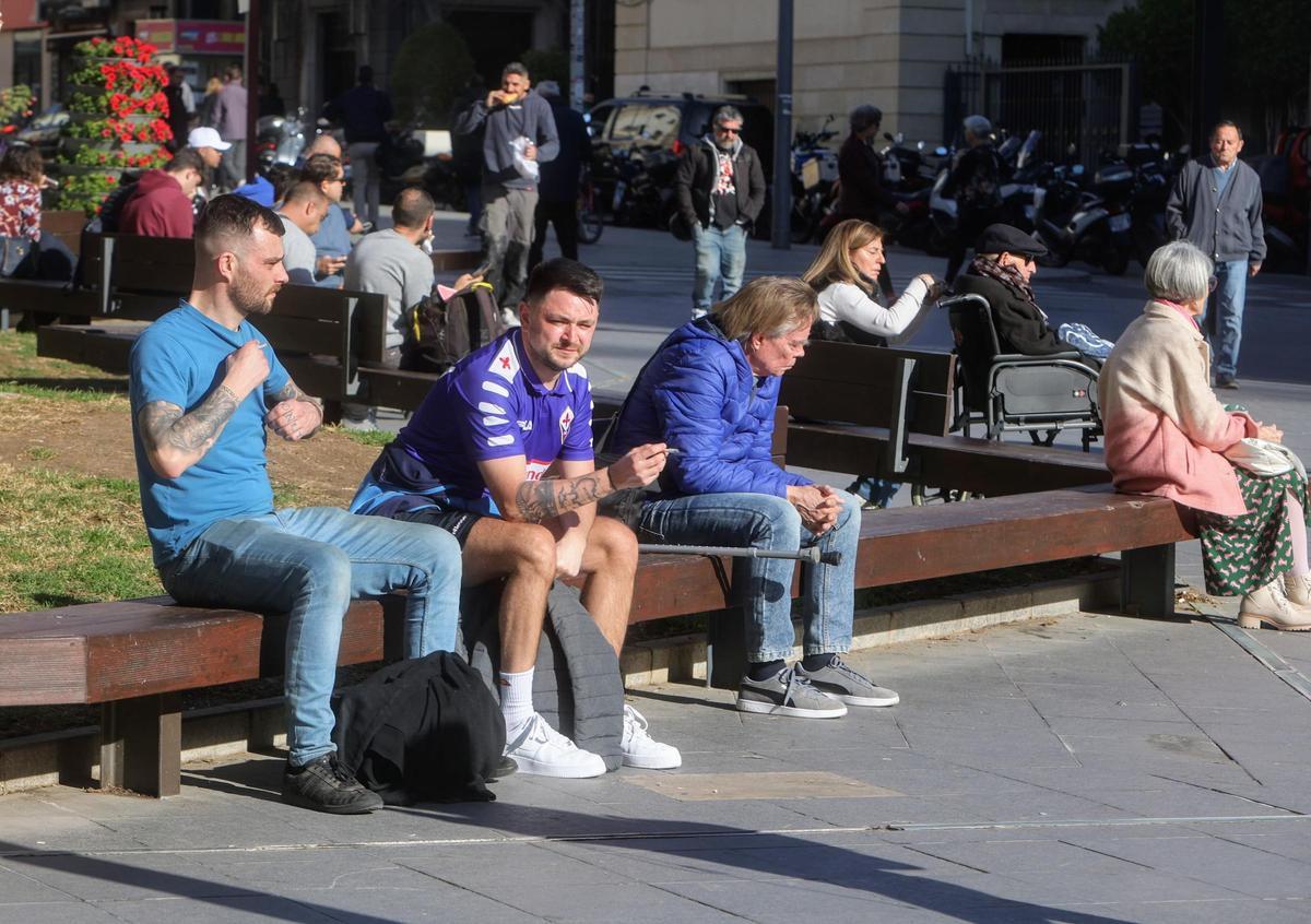 "Los martes al sol" en Alicante: el buen tiempo invita a salir a la calle en pleno enero