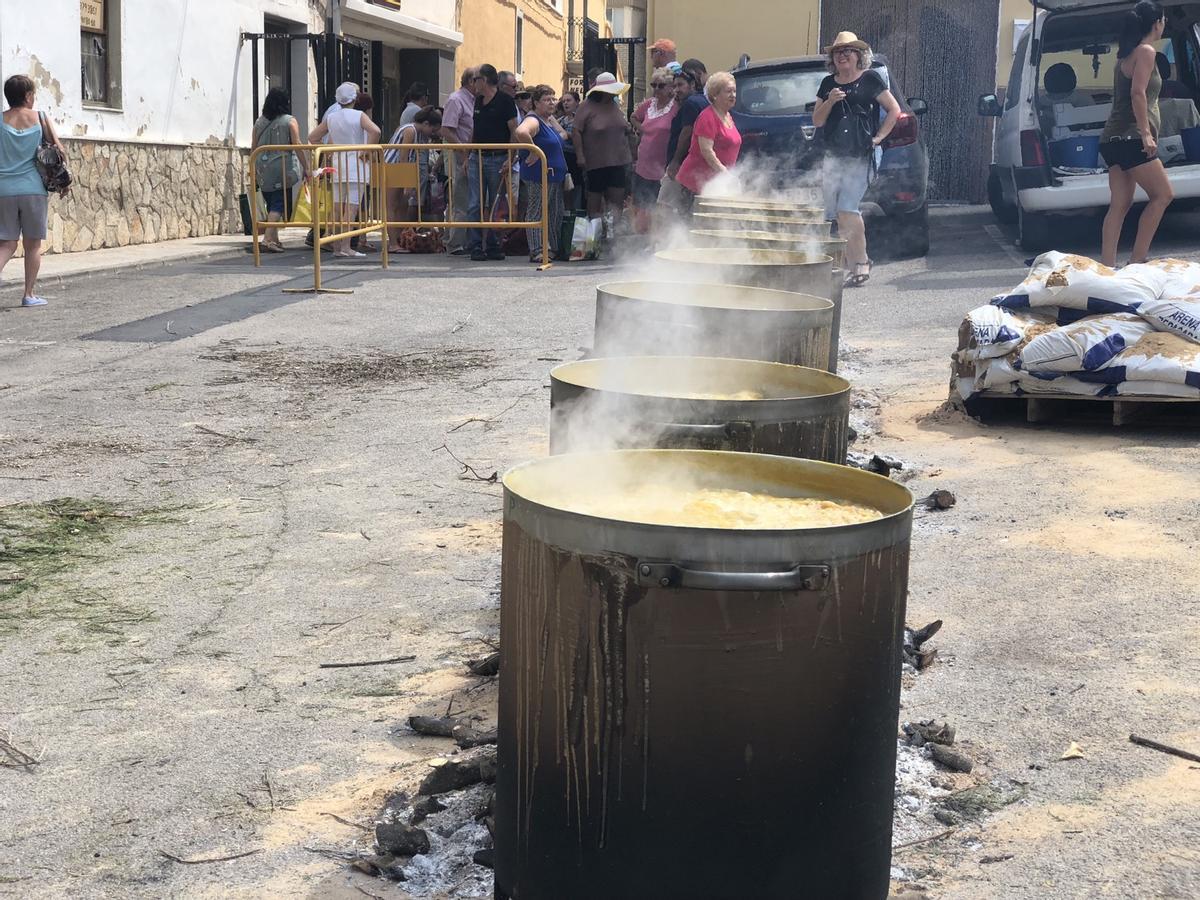 Calderas en la plaza Virgen de la Estrella.