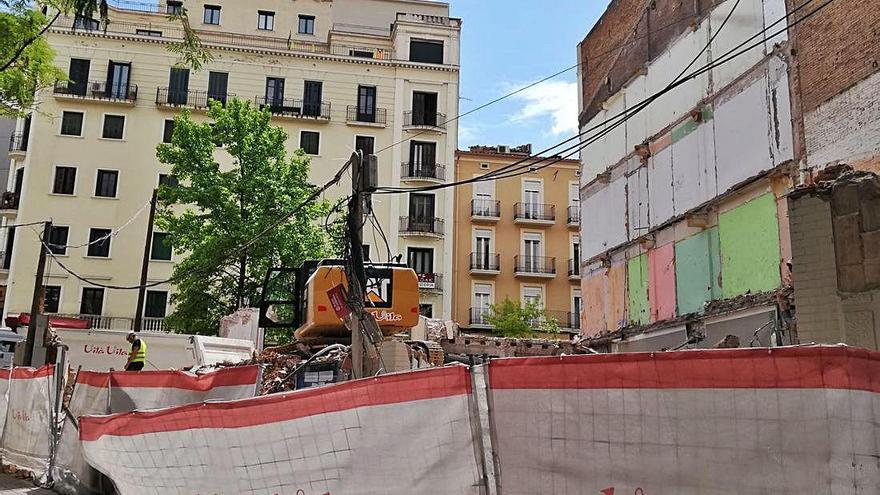 Màquines treballant en l&#039;enrunament de l&#039;edifici aquest dissabte