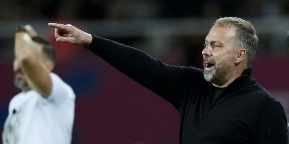 Hansi Flick dona instruccions davant l’Elx, amb Eder Sarabia al fons. | ENRIC FONTCUBERTA / EFE