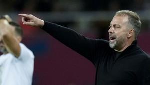 Hansi Flick dona instruccions davant l’Elx, amb Eder Sarabia al fons. | ENRIC FONTCUBERTA / EFE