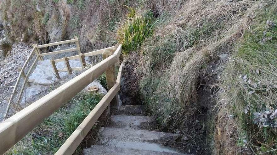 Un argayo amenaza la nueva escalera de la playa tapiega de La Paloma