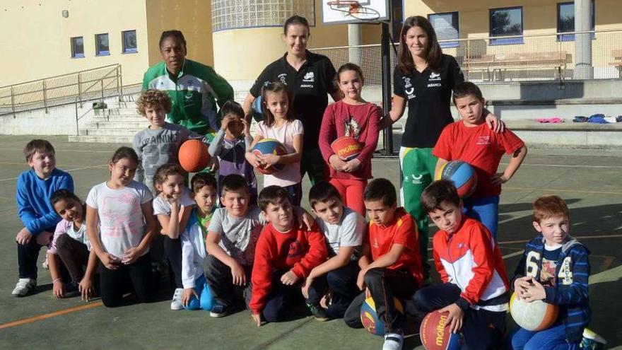 Jugadoras del Arxil con los niños del colegio San Benito de Lérez. // Rafa Vázquez