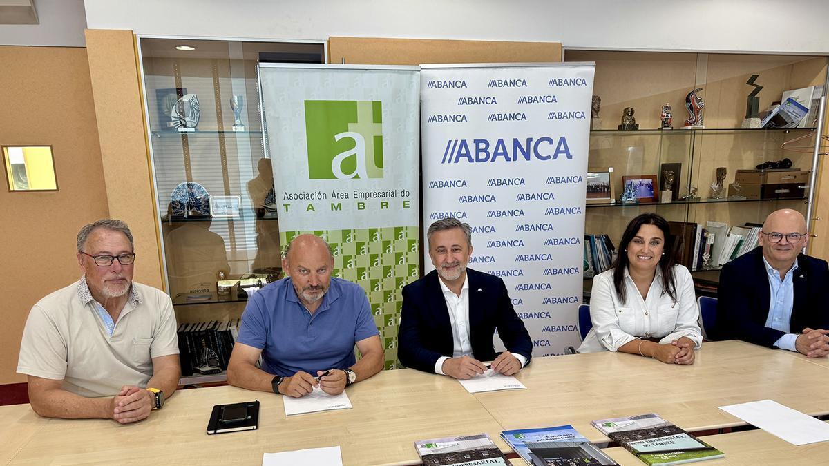 Firma del convenio entre los empresarios del Tambre y Abanca