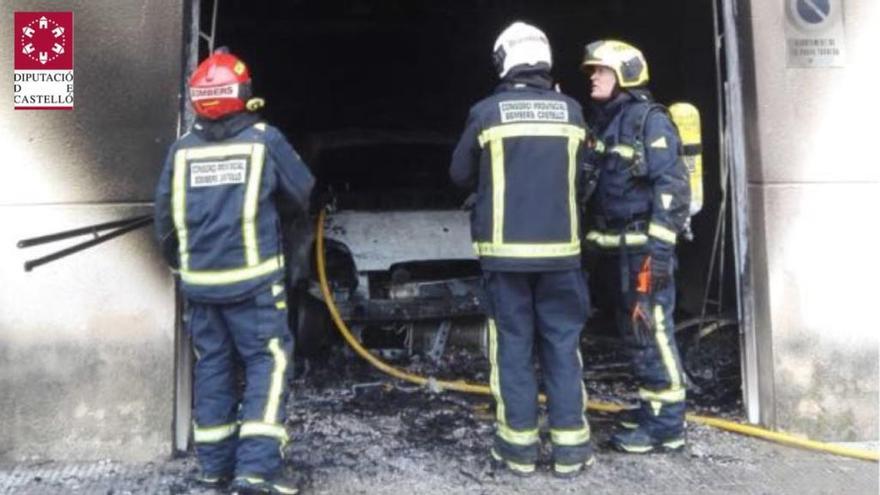 Los bomberos en el garaje que se ha incendiado