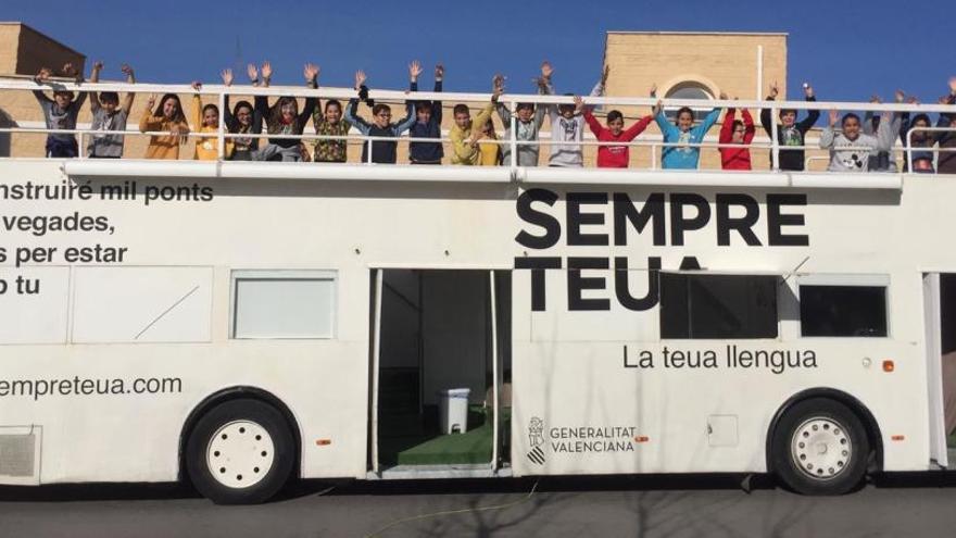 El Bus de la Llengua está recorriendo toda la Comunidad