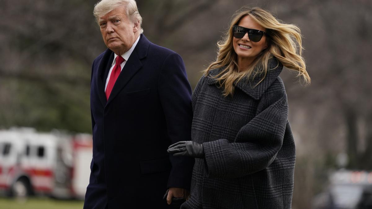 Melania Trump sorprende con un look super relajado pero chic formado por un abrigo 'oversize' y botas planas