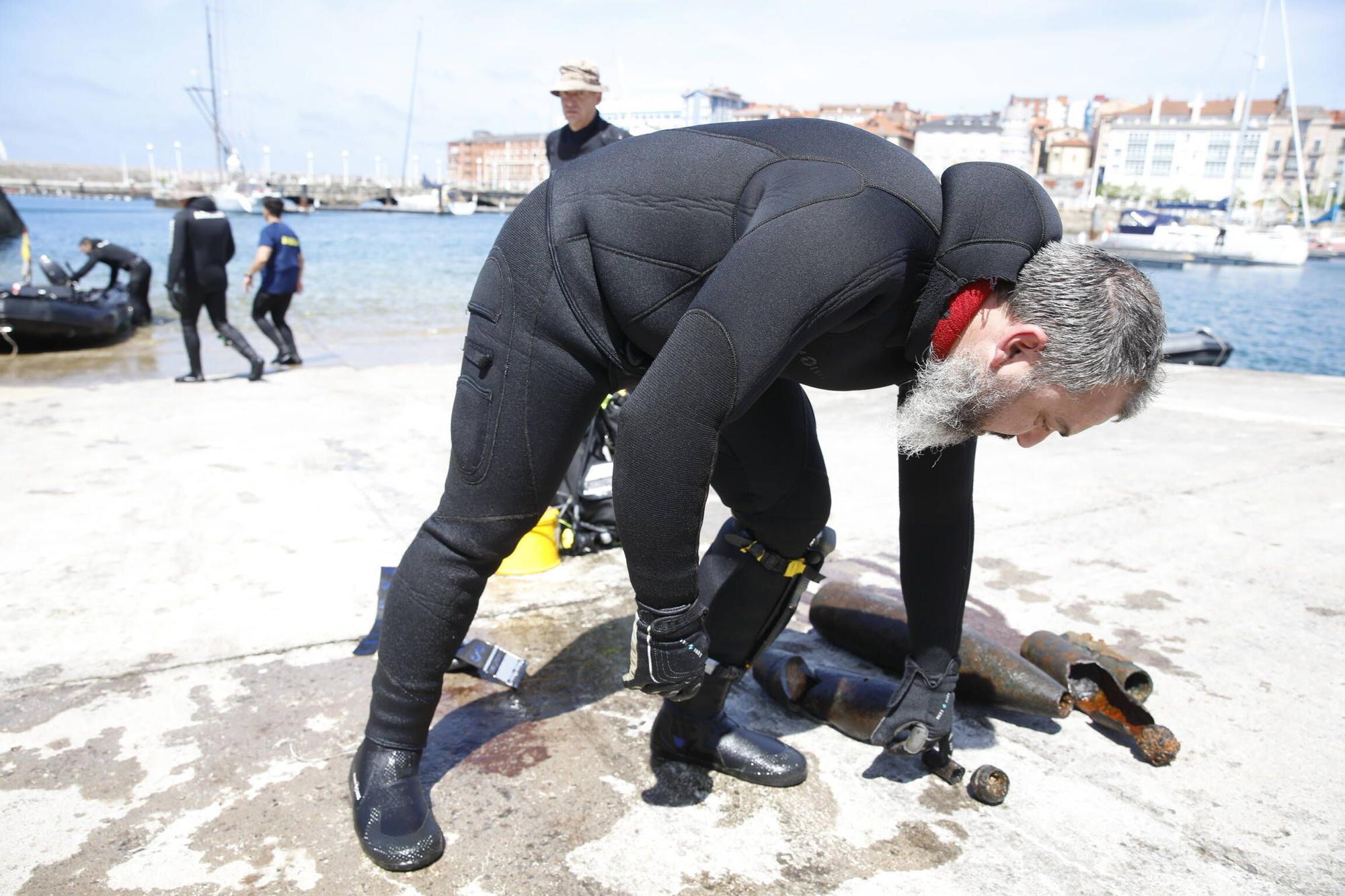 En imágenes: Así fueron las labores de desactivación de tres obuses en la costa de Gijón
