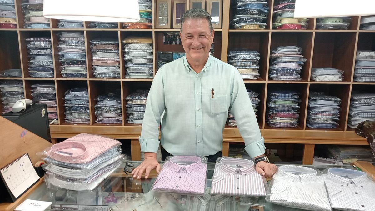 Santiago García, este martes, en su comercio de Gandia