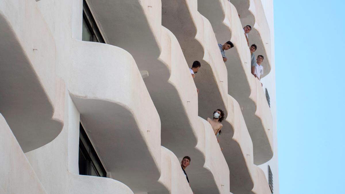 Imagen de estudiantes confinados en el hotel covid Palma Bellver.