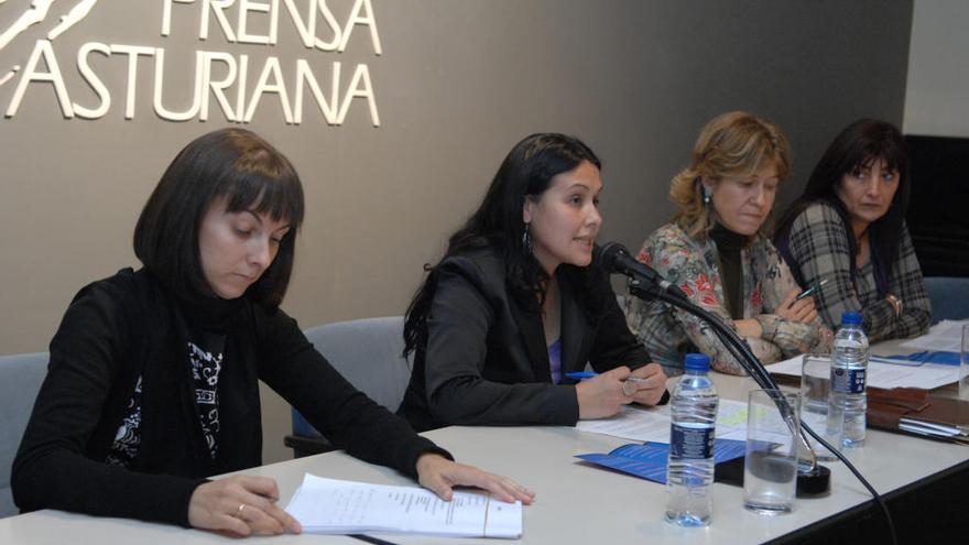 En el centro, María Martín y Elena Ocejo.