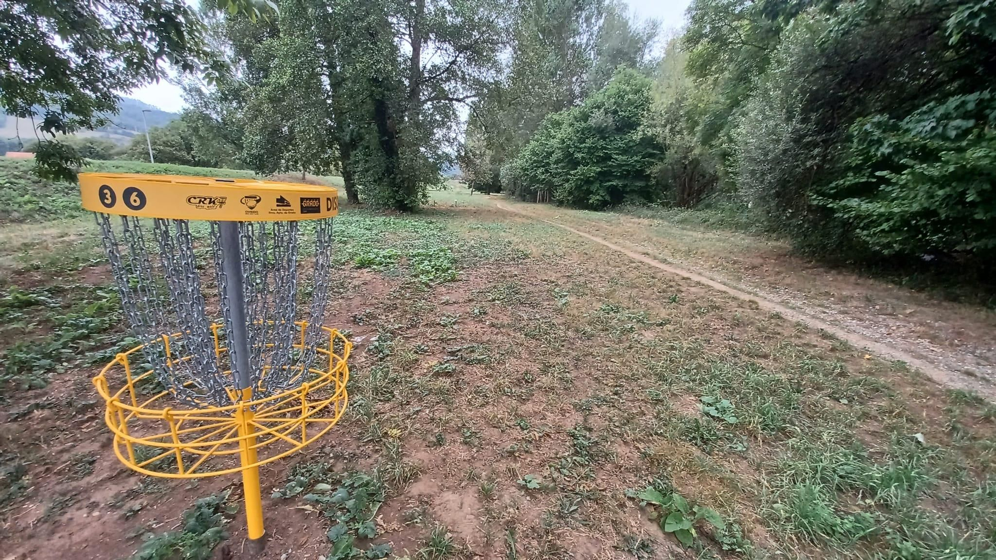Lanza, avanza y encesta: así es el circuito de disc golf en el Paseo del Río Cubia de Grado